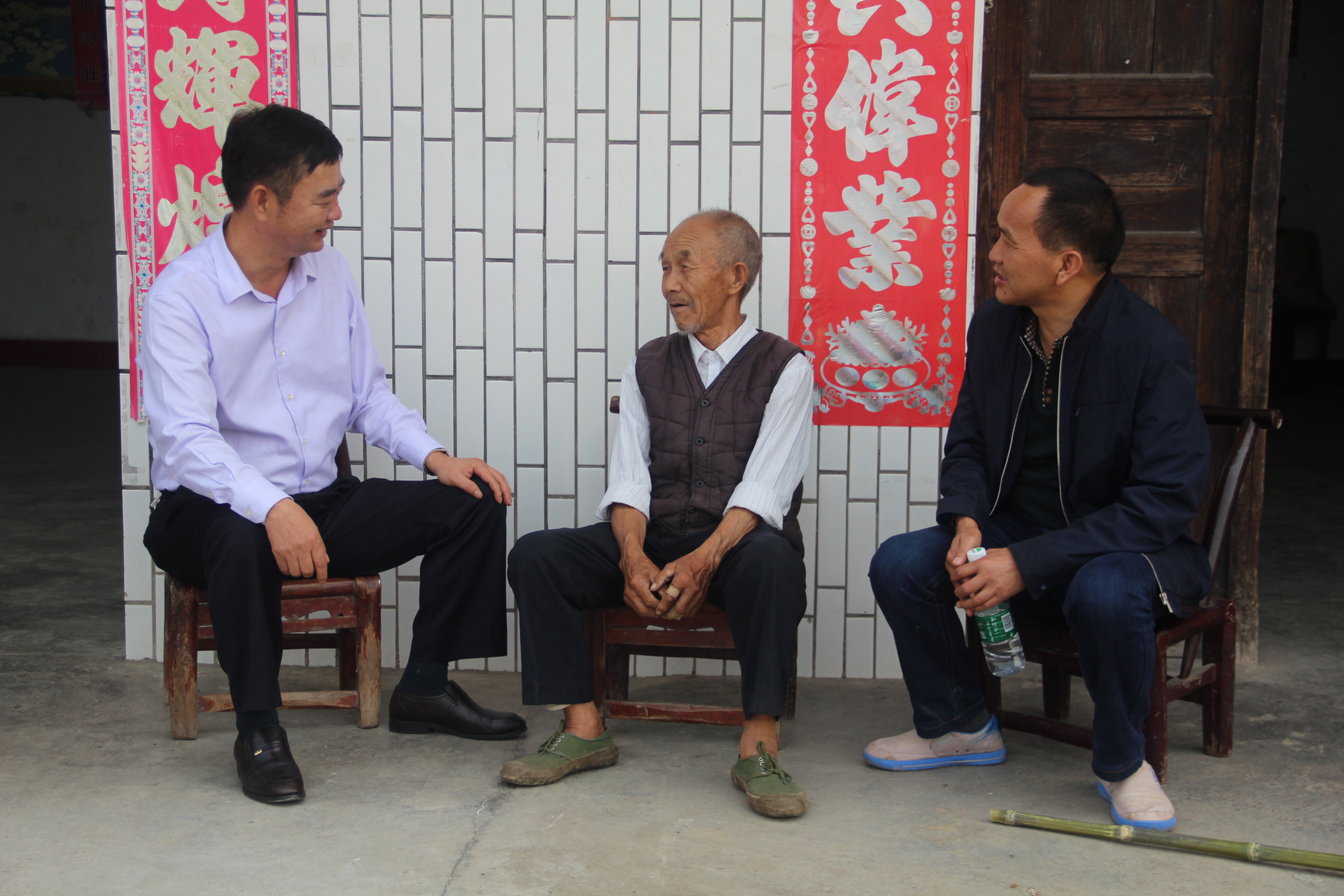 董建華拜訪該村發(fā)展的第一位老黨員、老支部書(shū)記王顯皆.JPG
