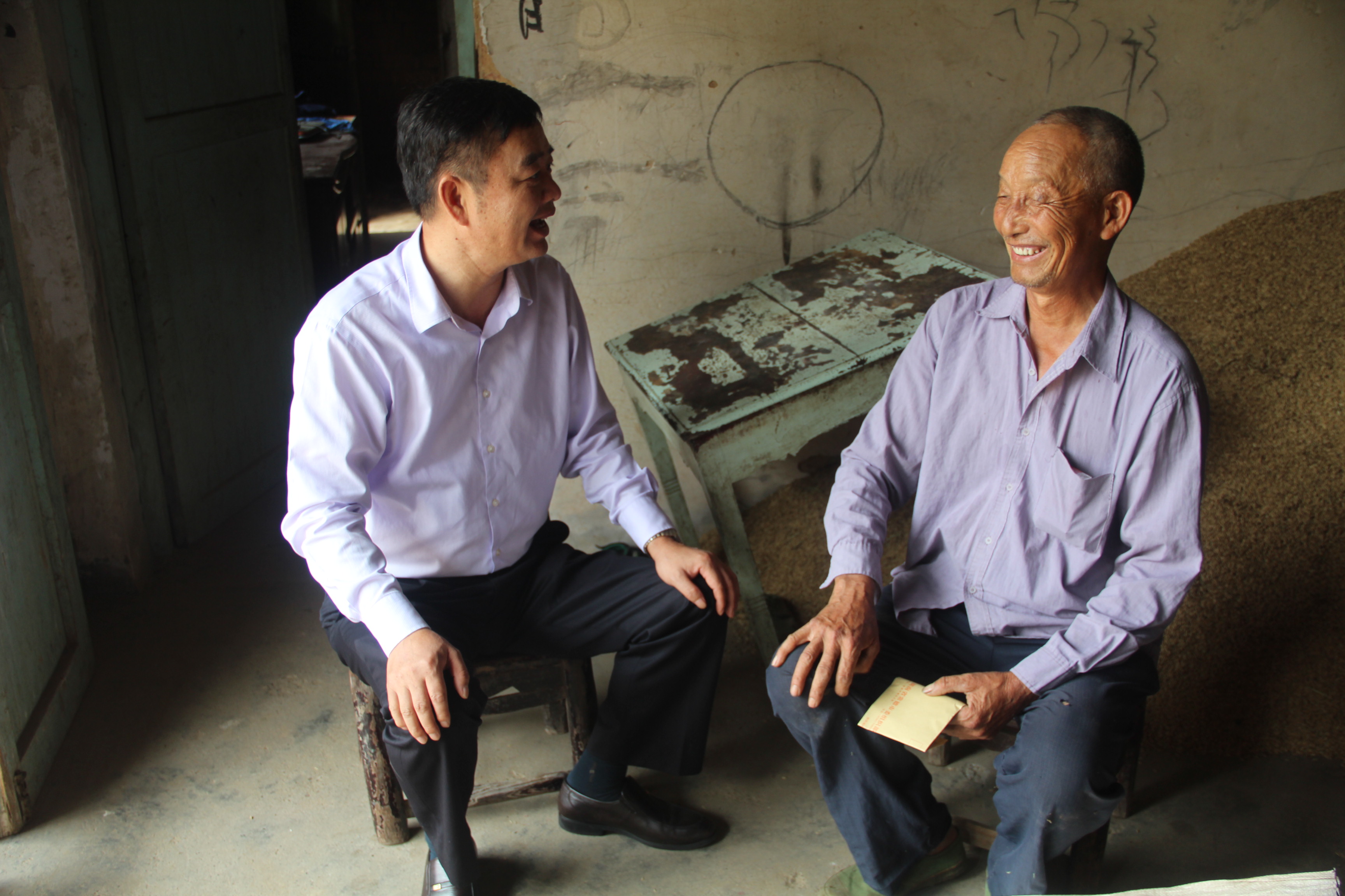 董建華看望結(jié)對(duì)幫戶的貧困戶趙文學(xué)家.JPG