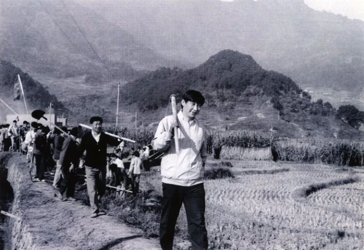 　　△1989年，時任福建寧德地委書記的習(xí)近平帶領(lǐng)地直機關(guān)千余名干部到水利工地參加修整水渠勞動。