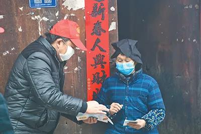 疫情發(fā)生以來(lái)，貴州劍河縣久仰鎮(zhèn)擺偉村第一書記在給村民發(fā)放疫情防控圖冊(cè)?！⒅遗唷〗獫晒狻z