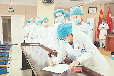 疫情期間，內(nèi)蒙古達(dá)拉特旗黨員醫(yī)護(hù)工作者主動(dòng)請(qǐng)纓支援抗擊疫情第一線?！≮w樂　攝