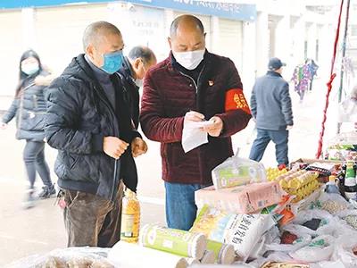 疫情期間，四川瀘州市龍馬潭區(qū)特興街道走馬村黨員干部幫隔離群眾采買生活用品。陳濤　攝
