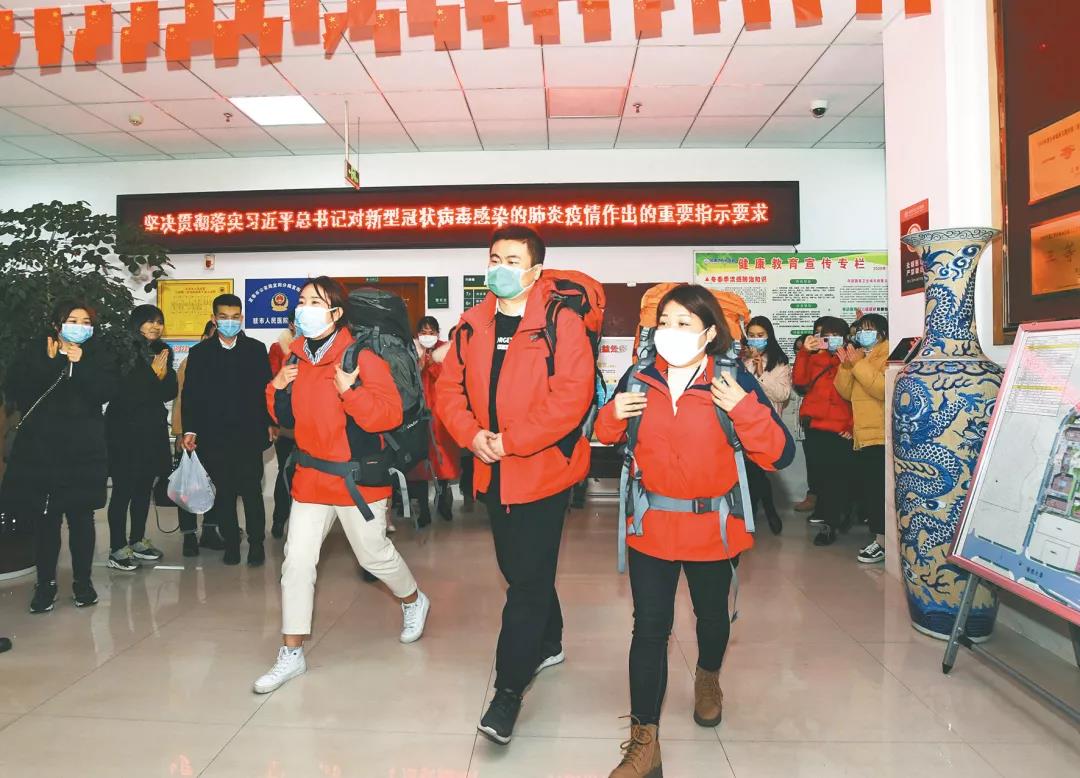 江西宜春市人民醫(yī)院抗擊新型冠狀病毒肺炎馳援武漢首批醫(yī)療隊(duì)員出征儀式。（圖片由通訊員　黃包云　陳波提供）