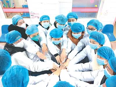 武漢市江夏區(qū)婦幼保健院22名巾幗黨員請(qǐng)戰(zhàn)奔赴抗擊疫情前沿陣地。